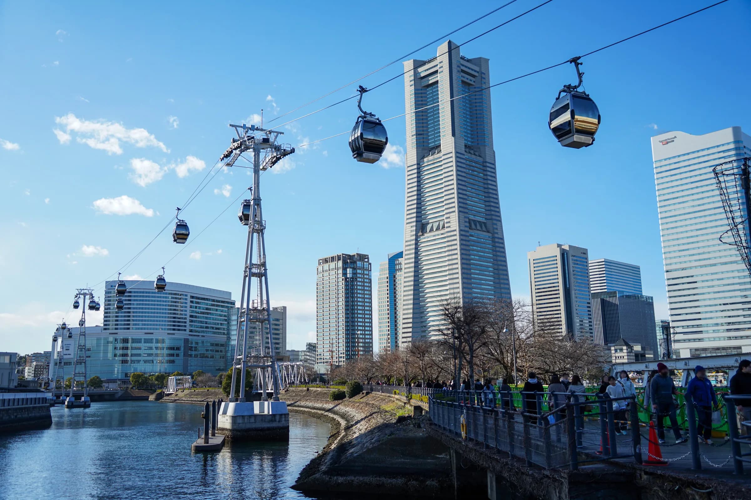 横浜みなとみらいの街並みと青い海